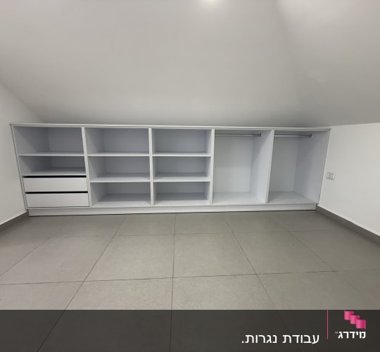 ארון בגדים לבן עם מדפים ומוטות תלייה